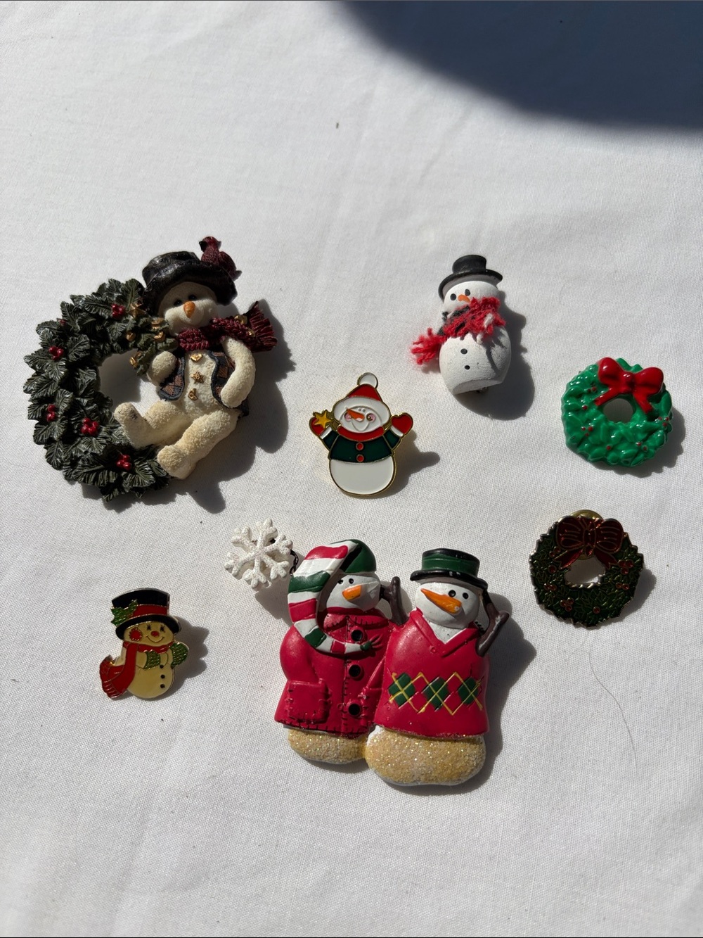Source Unknown Festive Snowman and Wreath Brooch Set - Red, Green, White, Gold